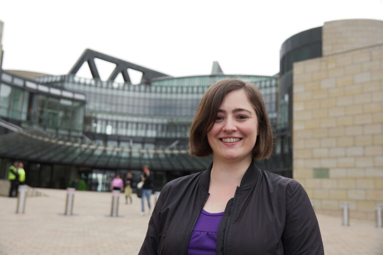 Julia Eisentraut vor dem Landtag NRW